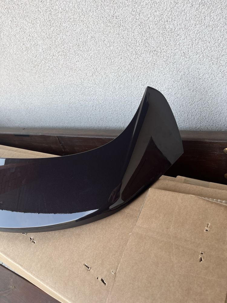 Ford Focus Vignale Mk4 spoiler tylnej klapy Dark Mulberry NOWY