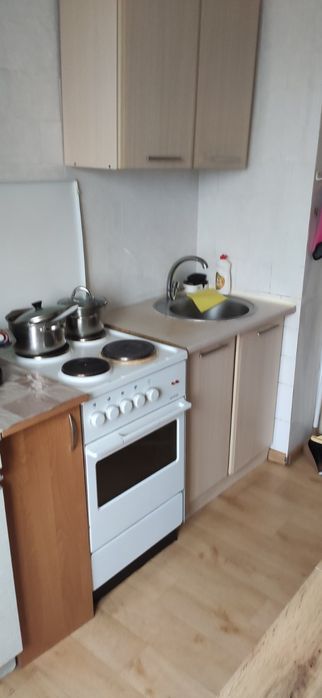 Кухня з плитою в Вараші