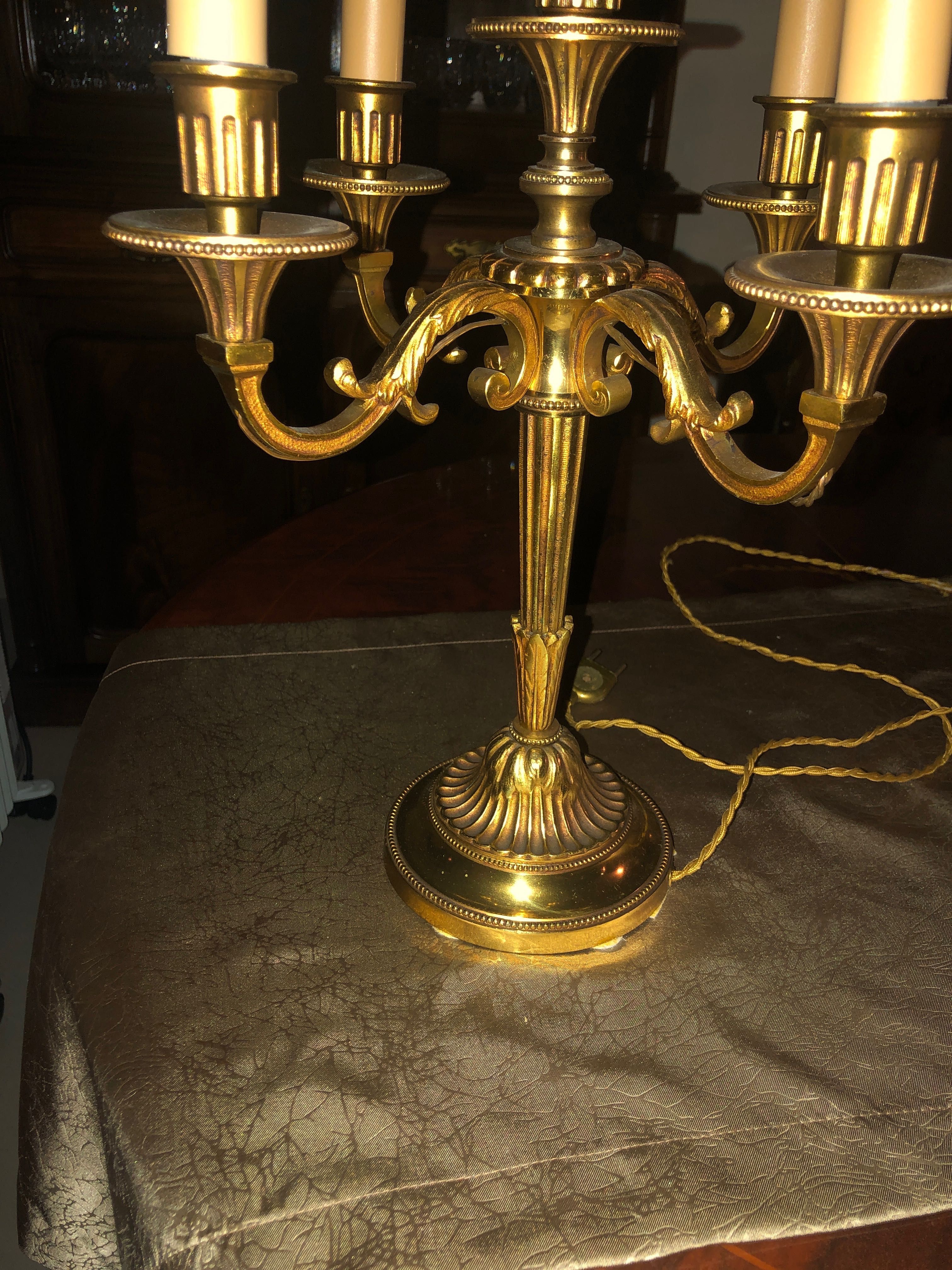 Vendo candeeiro de mesa bronze francês cor de ouro com 5 pés .