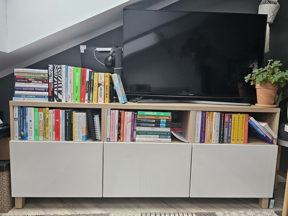 Nowoczesna szafka RTV/regał BESTA jasne drewno + białe fronty.