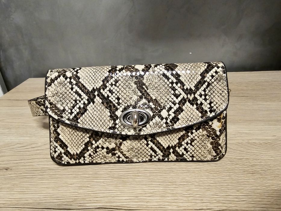 Saszetka nerka Stradivarius skóra węża mała zgrabna