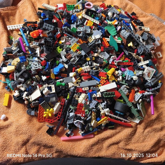 Około 2 kg klocków LEGO