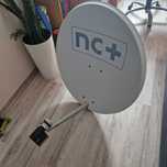 Antena satelitarna z podwójnym konwerterem i ramieniem mocującym