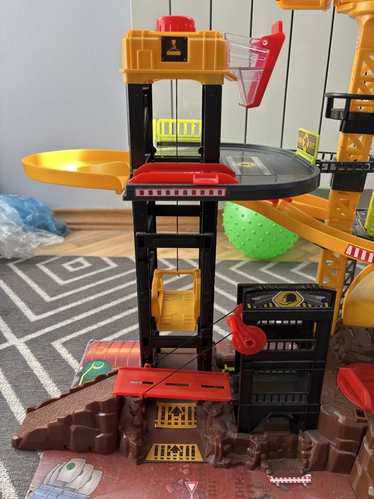 Трек будівельний кран