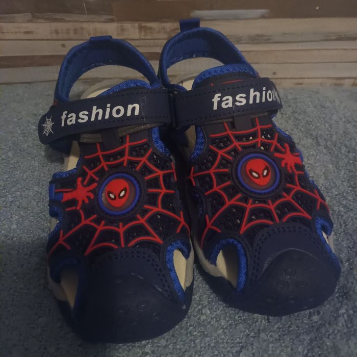 Vende se sandalias do Homem Aranha nr.32.