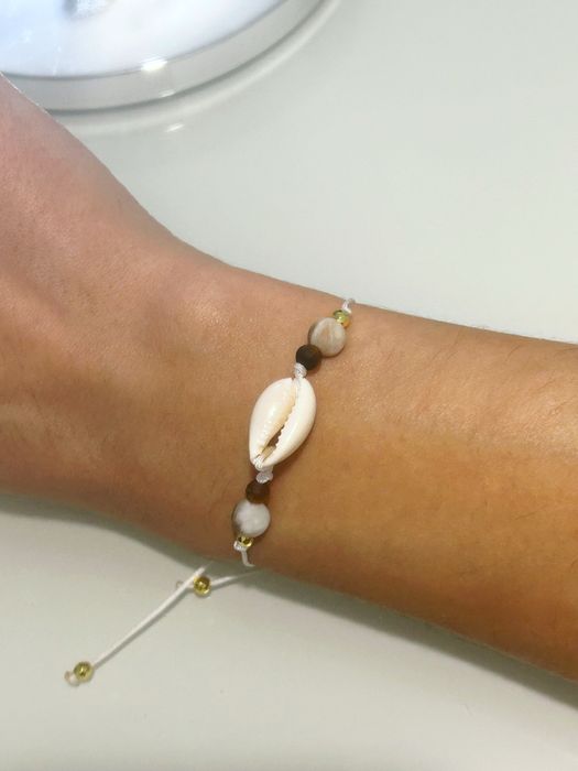 Bransoletka na bialym sznurku z muszelka, tygrysim okiem, amazonit