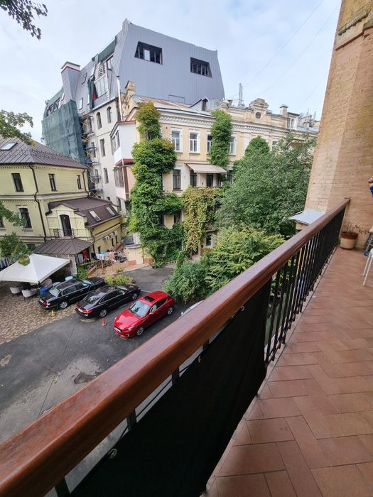 Подол, Андреевский спускск 2в, статусный дом, высокие потолки