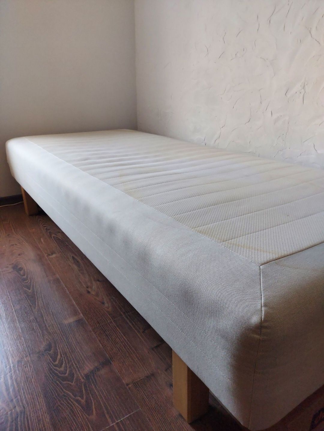 Wygodne łóżko z drewnianym stelażem materacem nogami jedno/dwuosobowe