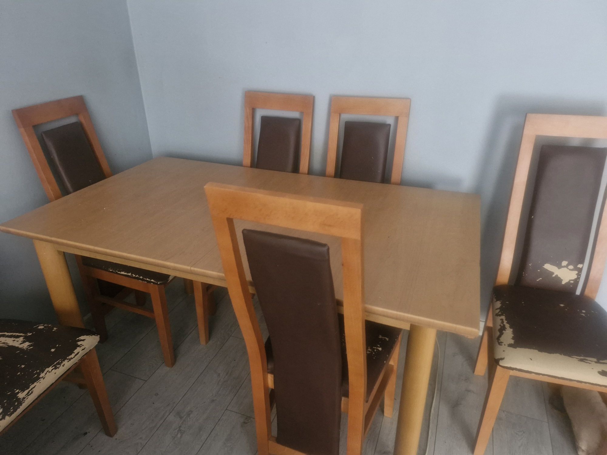 Sprzedam stół z krzeslami