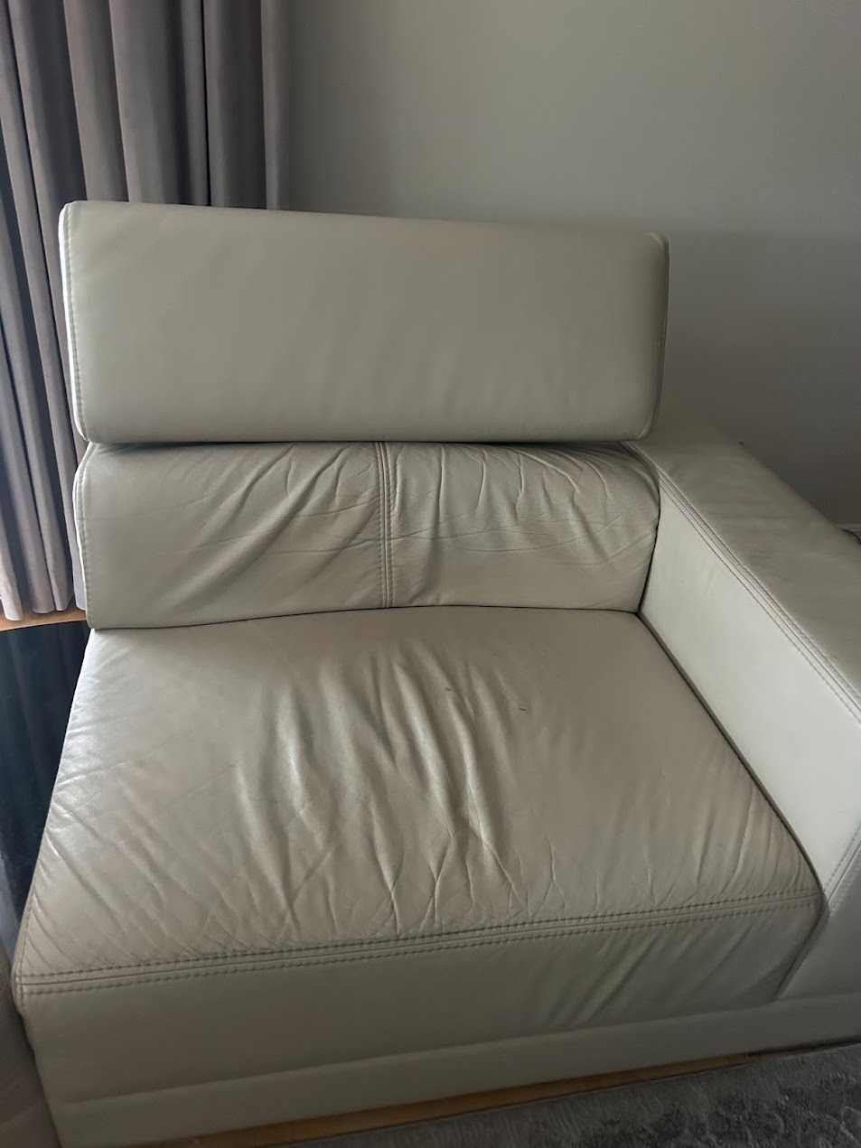 Skórzana sofa KLER ecru rozsuwana z podnoszonymi zagłówkami