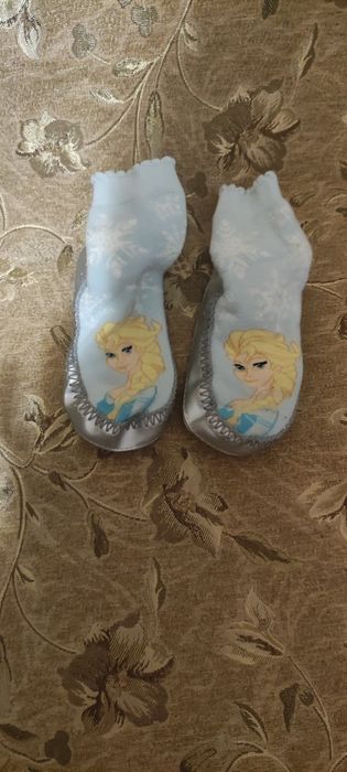 Продамдля дівчинки і кімнаті тапочки.