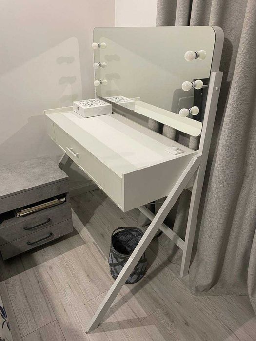 Макіяжний стіл з дзеркалом та підсвіткою