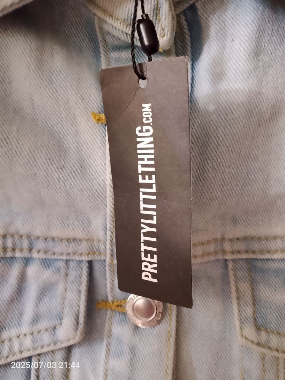 Светло-голубой джинсовый комбинезон щортыс вырезами PrettyLittleThing