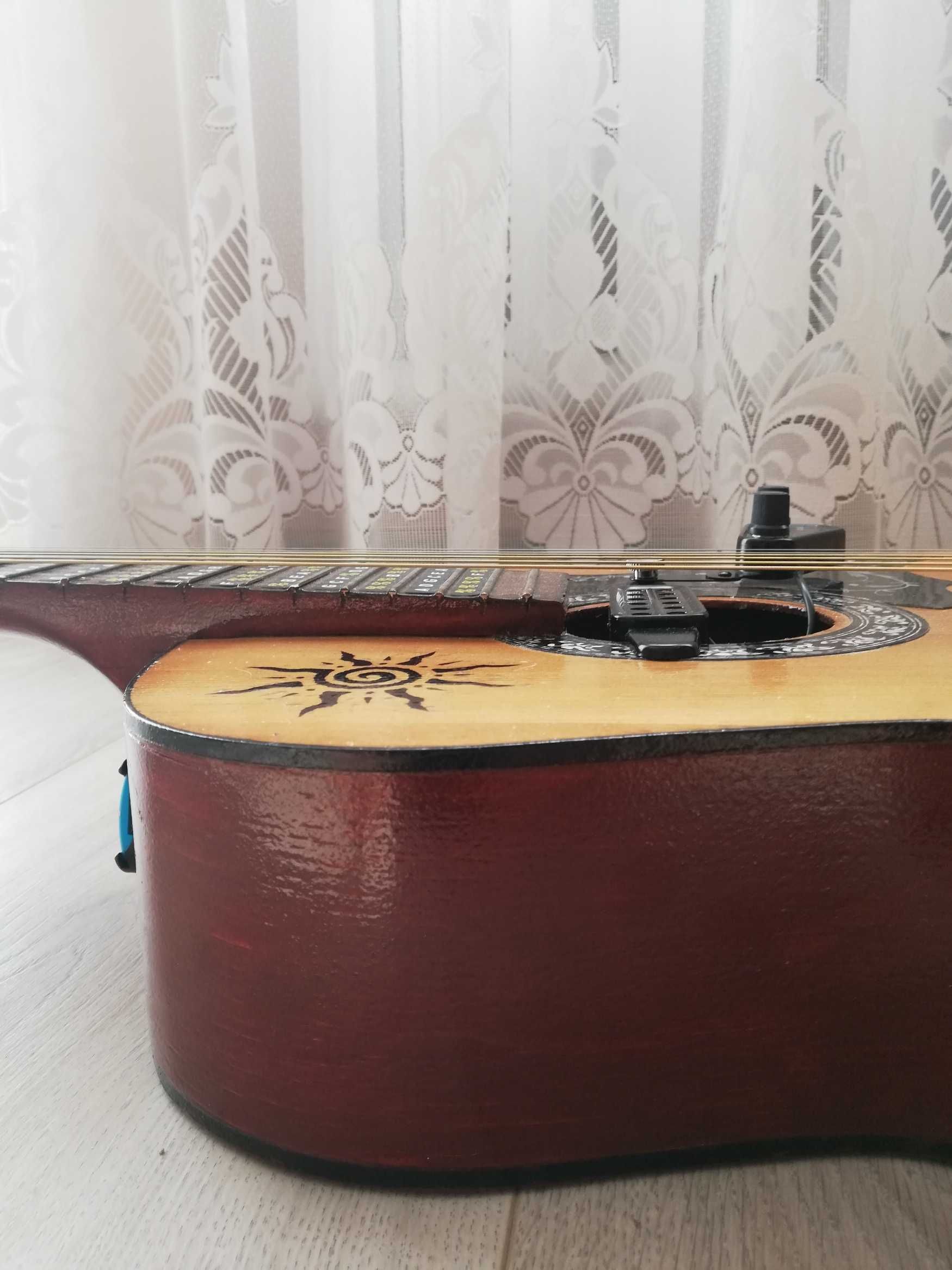 Gitara Elektroakustyczna.