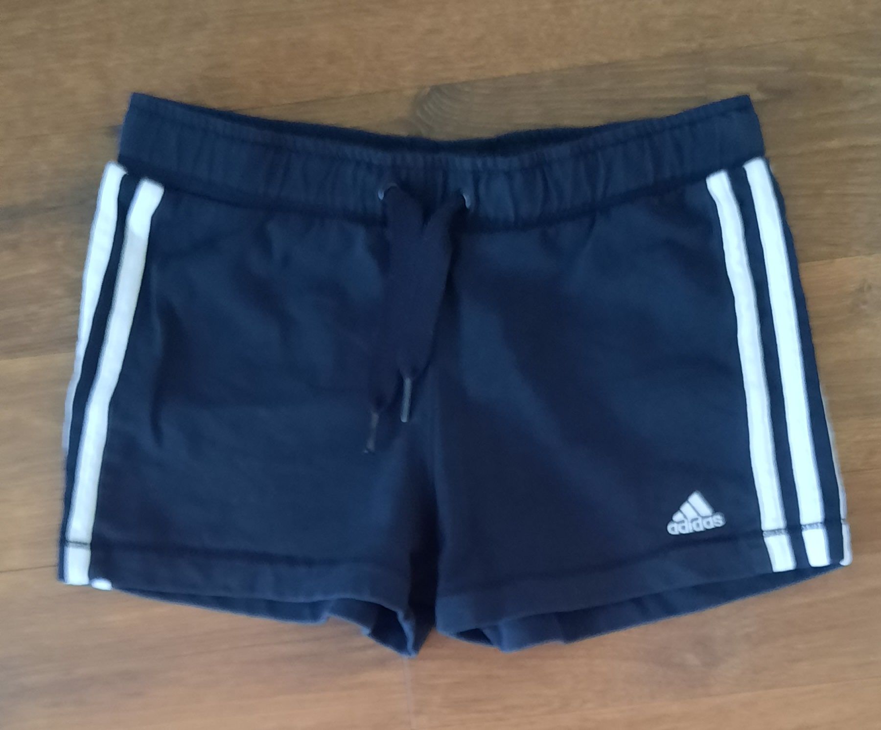 Czarne spodenki adidas 140