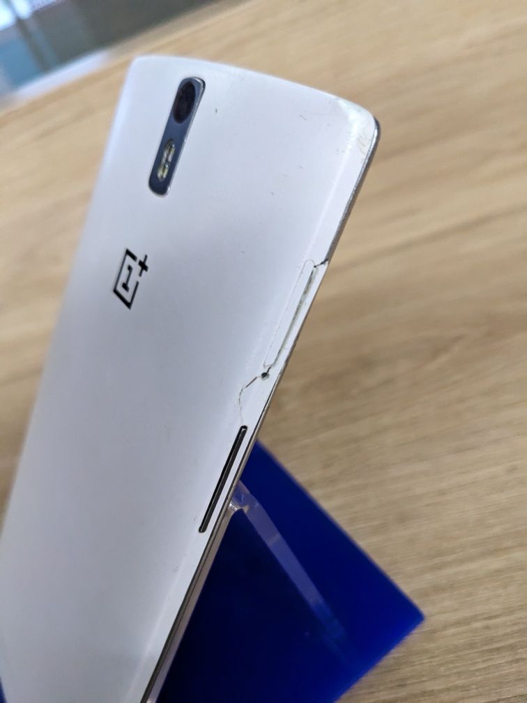 Смартфони OnePlus One i Fairphone 2