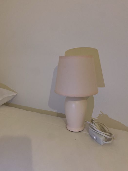 Candeeiro de mesa rosa c/ lampada a acompnhar