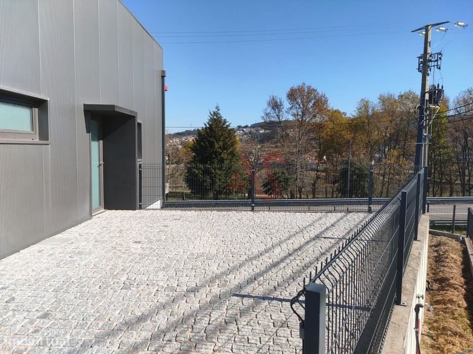 Armazém para comércio e serviços em Serzedelo, Guimarães
