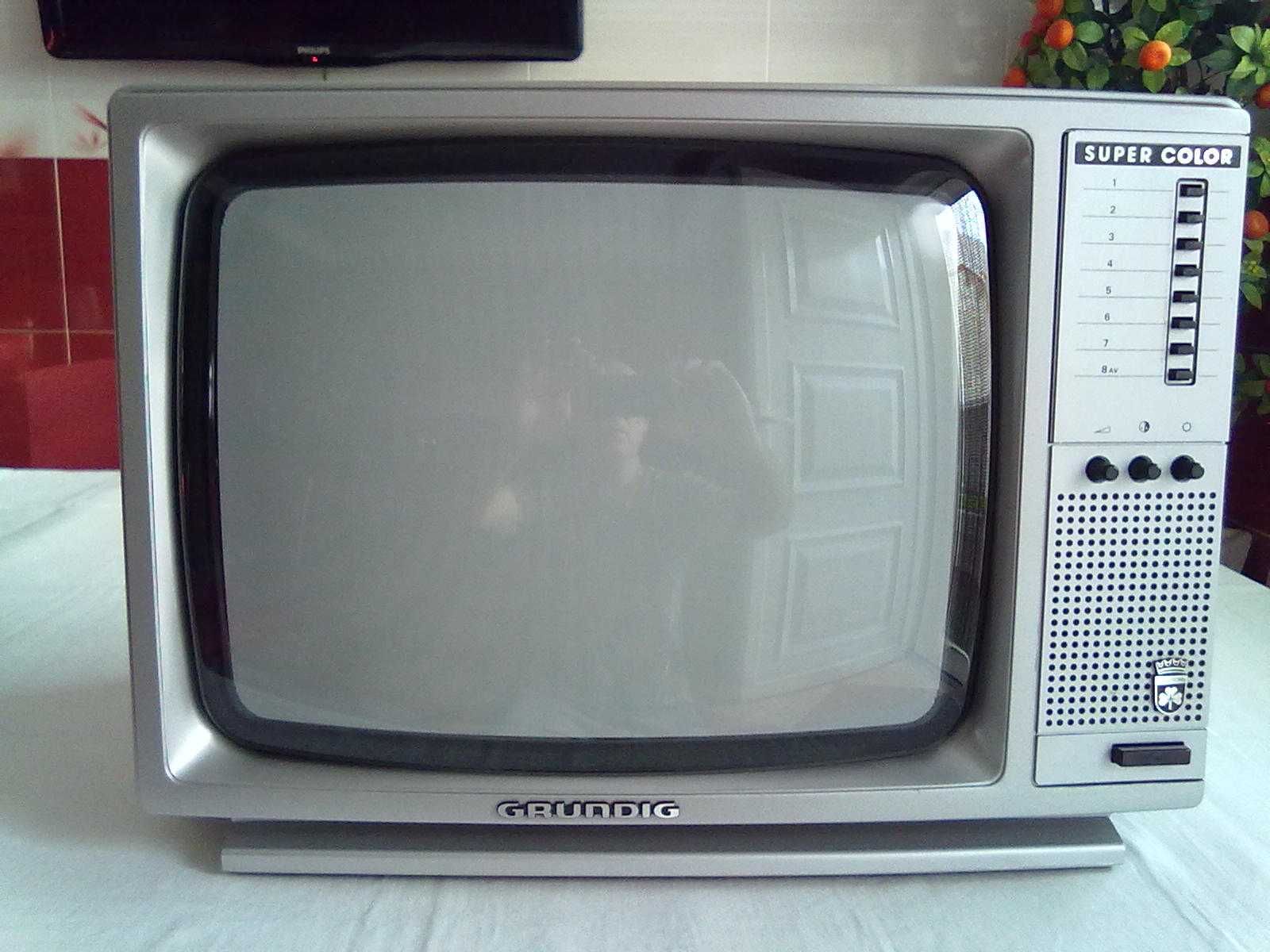 Pequena televisão dos anos 70 a funcionar