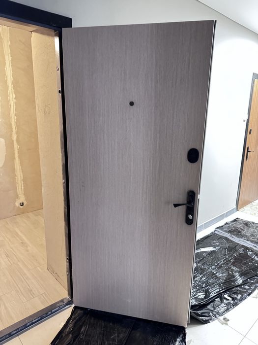 Вхідні двері в класному стані