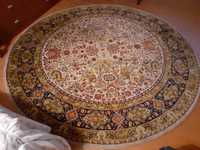 carpete circular, inspirado nos tapetes persas tradicionais.