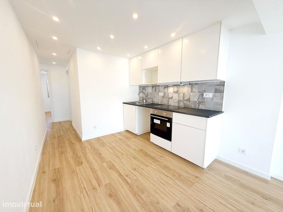 T2 remodelado c/ varanda e vista rio!