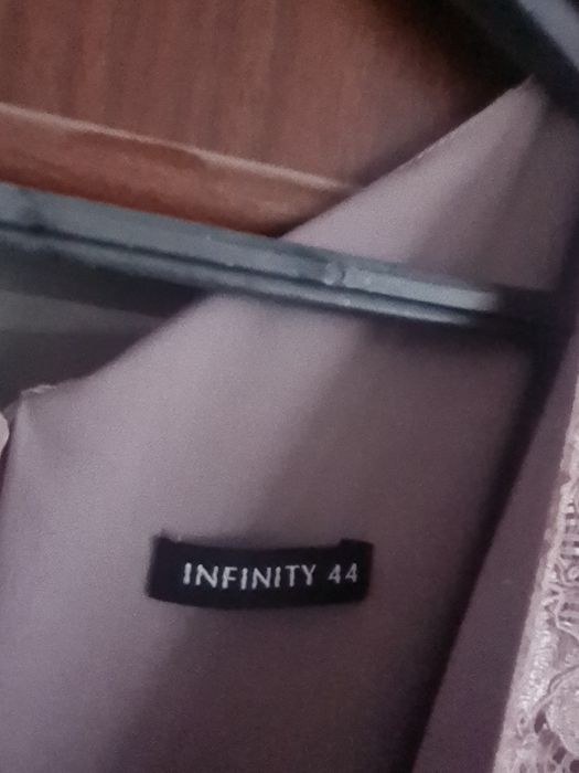 Sukienka wyjściowa bezowa