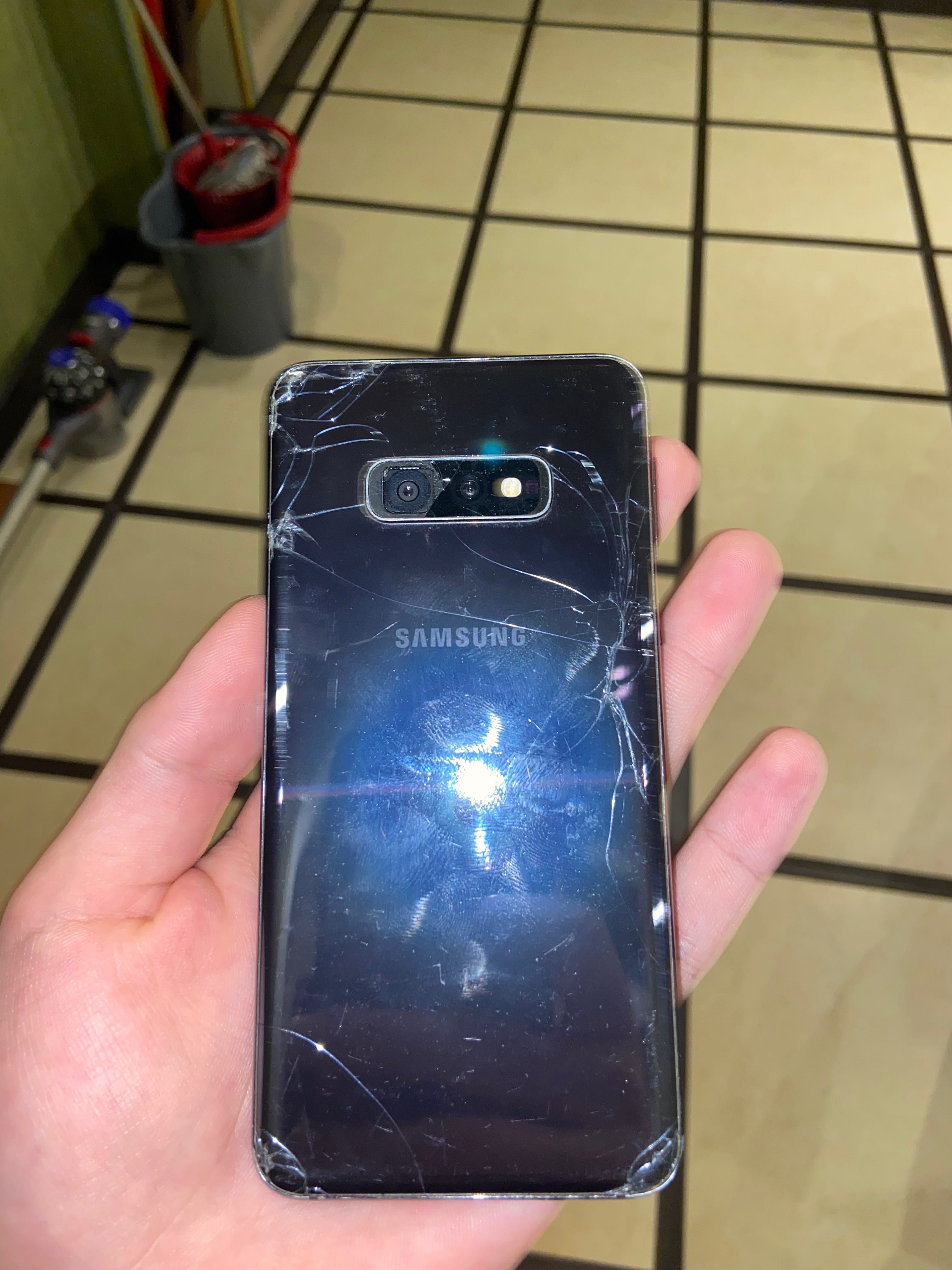 Продаю телефон Samsung 10e
