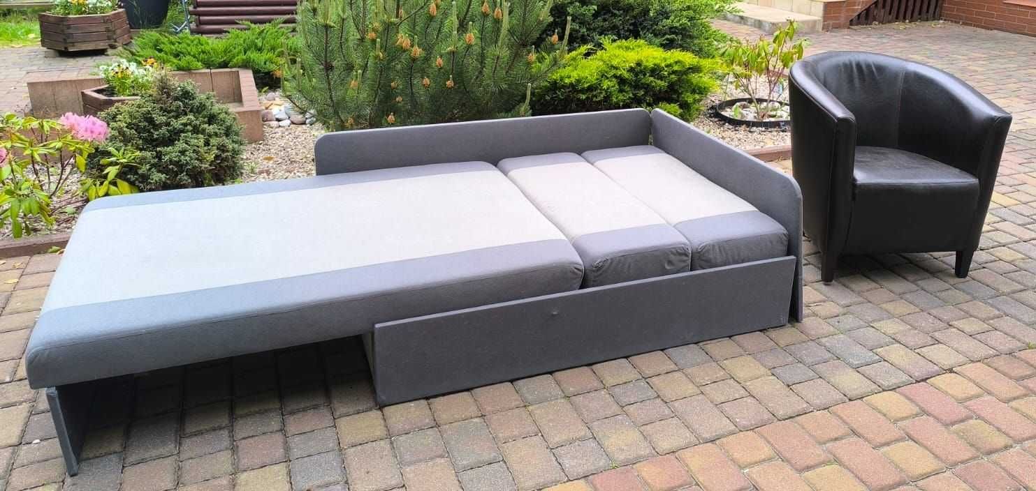 Rozkładana sofa i skórzany fotel