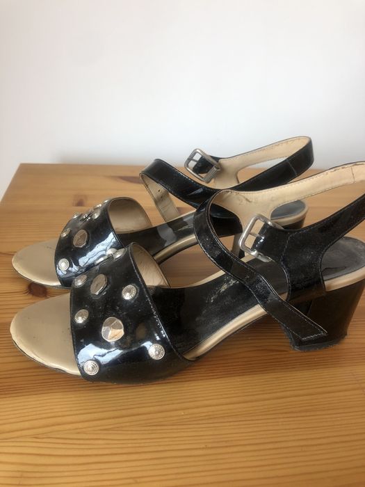 Sandálias pretas, em pele nr 37