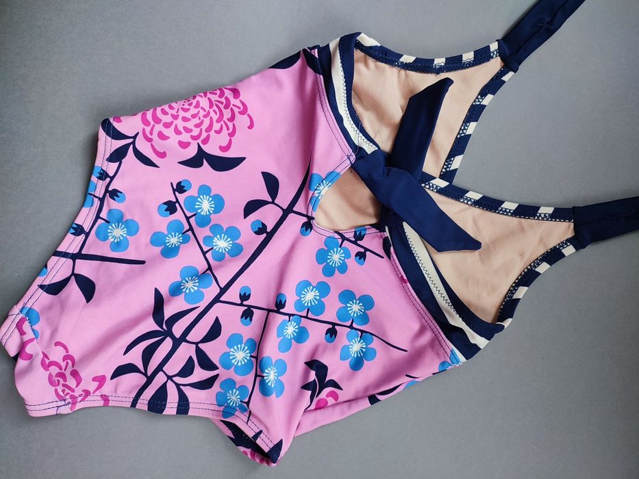 Nowy strój kąpielowy dla dziewczynki