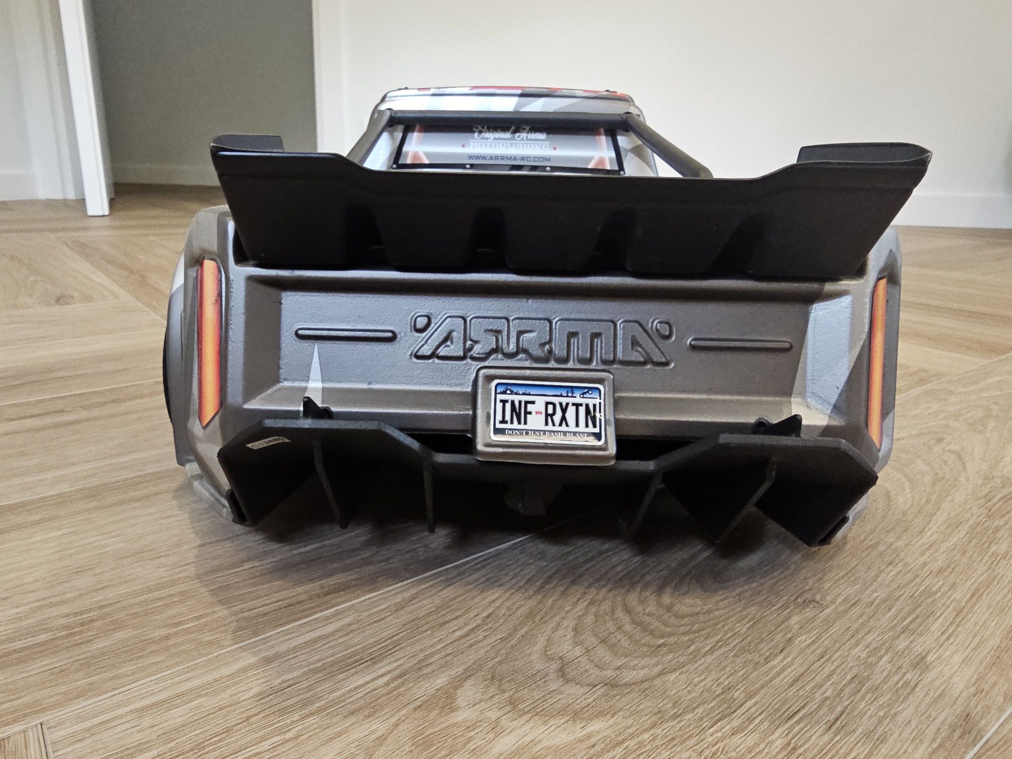Arrma Infraction 6s RTR - demon prędkości i drift master.