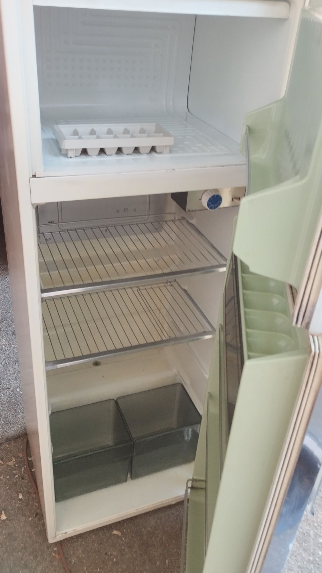 Frigorífico com congelador