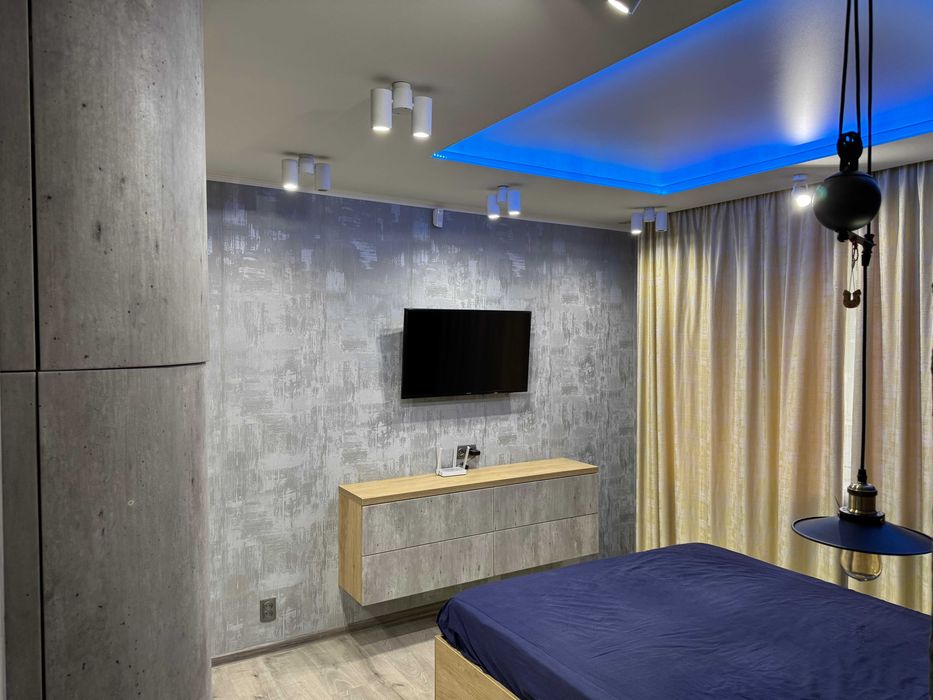 Меблі в спальню (кровать, шкаф купе, тумби, комод)