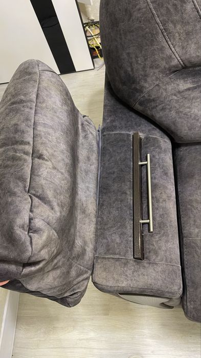 Диван темно сірого кольру