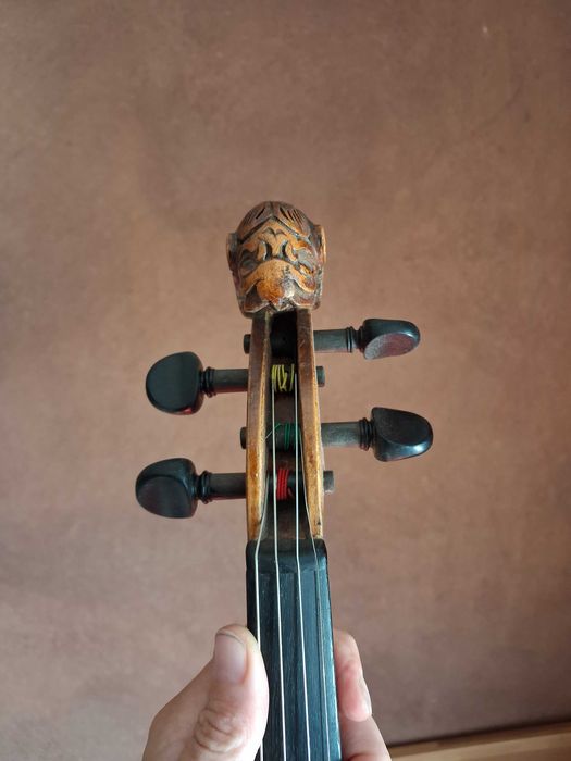 Skrzypce z piękną rzeźbioną główką