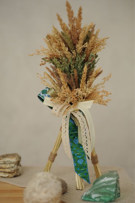 Дідух з етнічними стрічками та колористикою