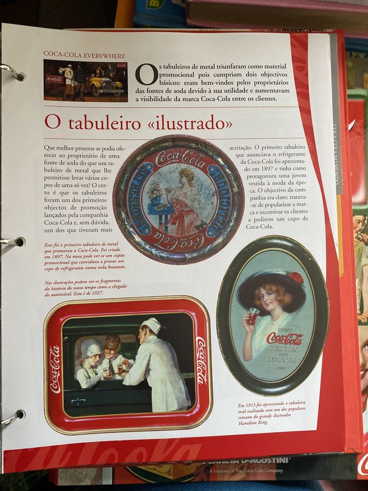 2 dossiers com a historia da coca-cola