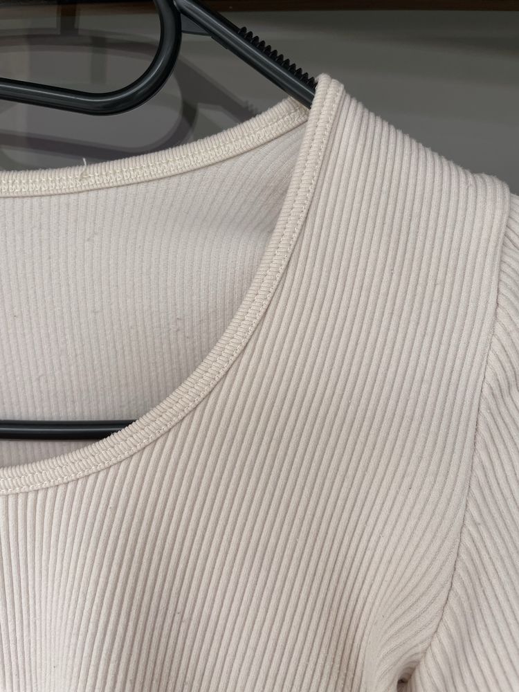 Kremowy prążkowany crop top marki DILVIN