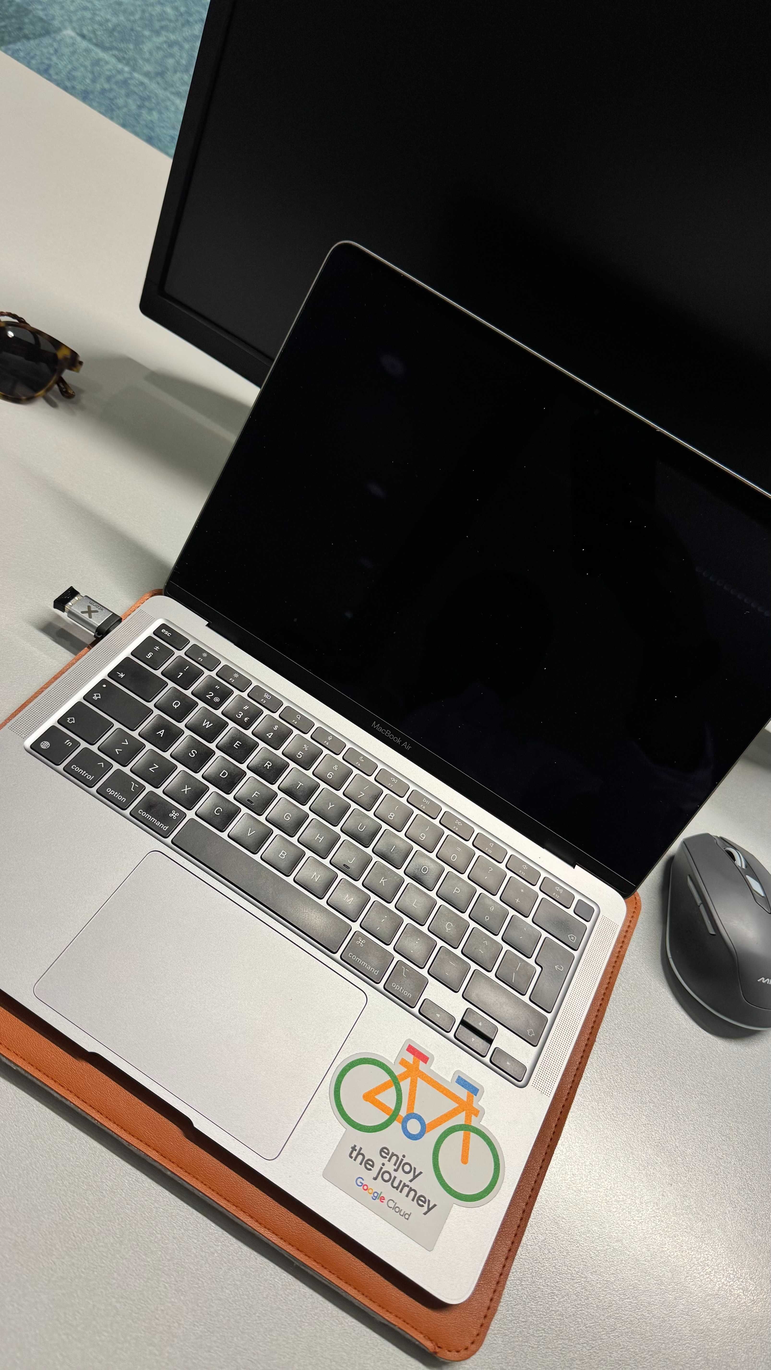 Macbook air M1 256 8RAM (2020) - Praticamente novo.