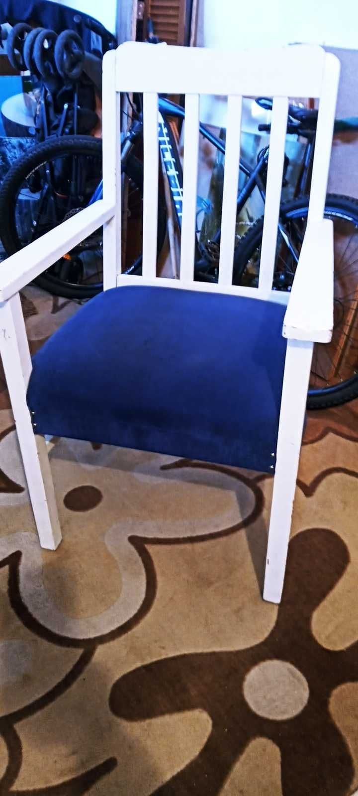 Fotel drewniany, siedzisko tapicerowane.
