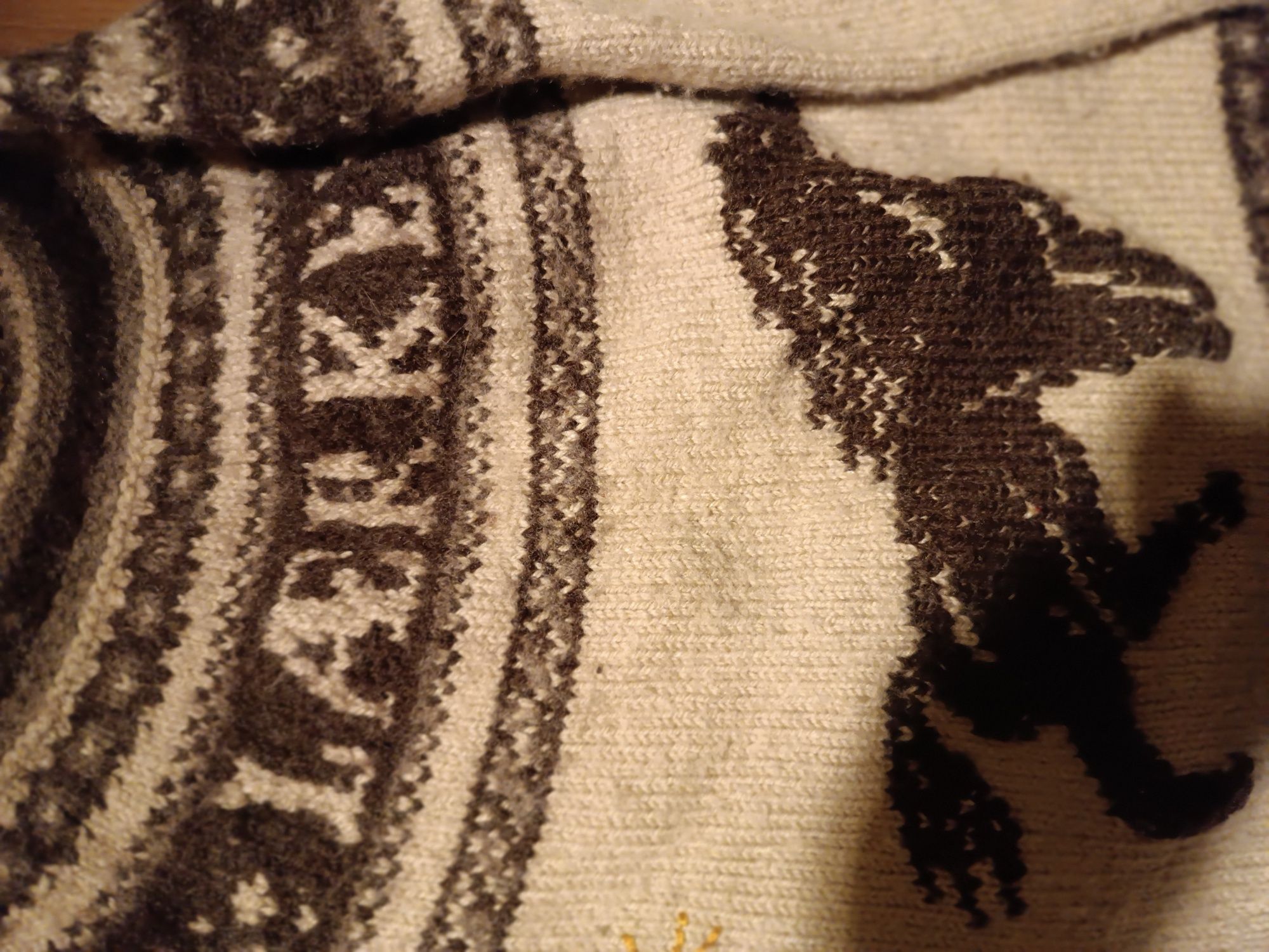 Sweter robiony na drutach dla dzieci