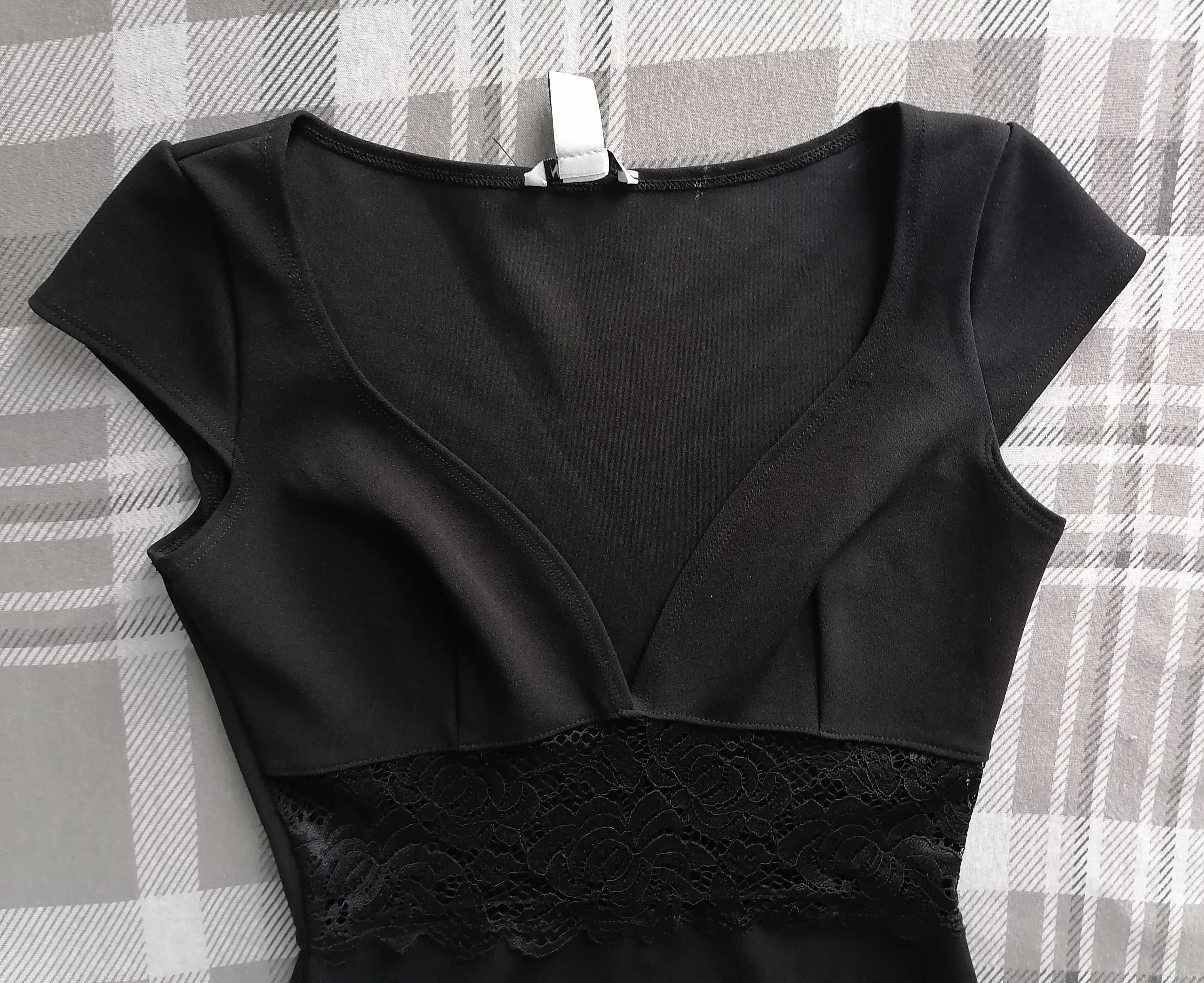 Śliczna czarna sukienka z koronką