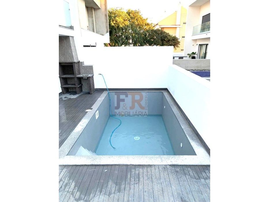 Moradia Banda T4 com Garagem e Piscina Alcochete