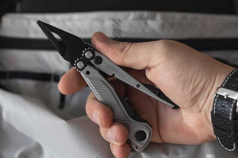 Брелок EDC мультитул SOG Flash MT Silver/Black та Urban Grey/Cyan