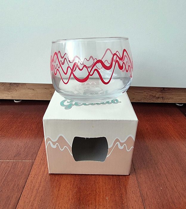 2 Taças transparentes com design, uma em vermelho, outra lilás - novas