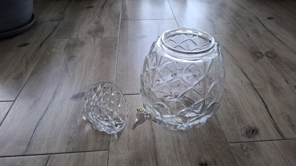Elegancki szklany dzbanek z kranikiem – kryształowy wzór, ananas