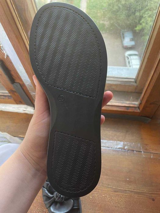 Шкіряні шльопанці 39розмір НОВІ
