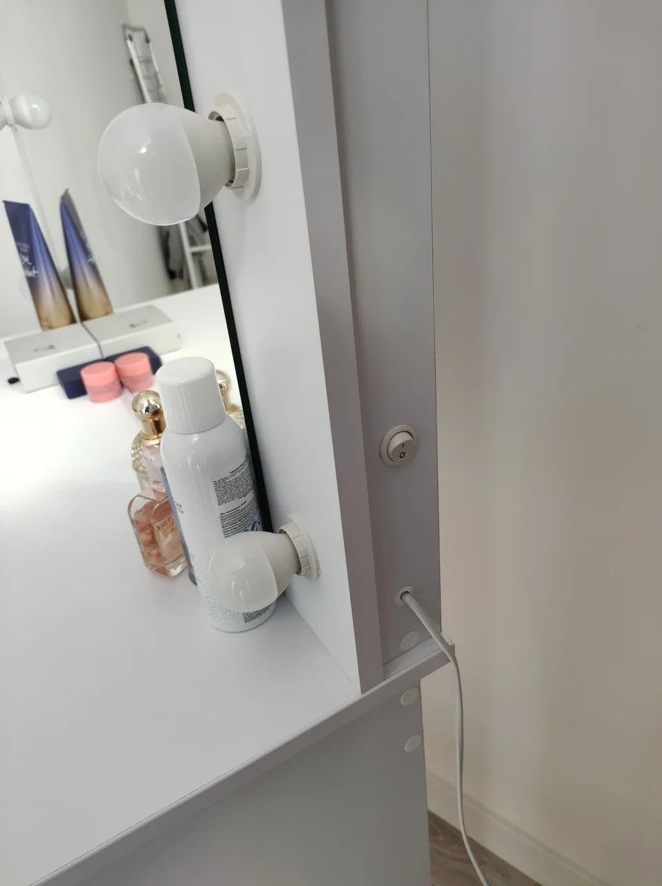 Столик гримерый,визажное зеркало,туалетный столик,зеркало с лампами