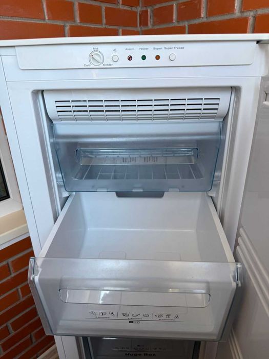 Продаю морозильну камеру (система No Frost) Hisense RS-22DC4SJA